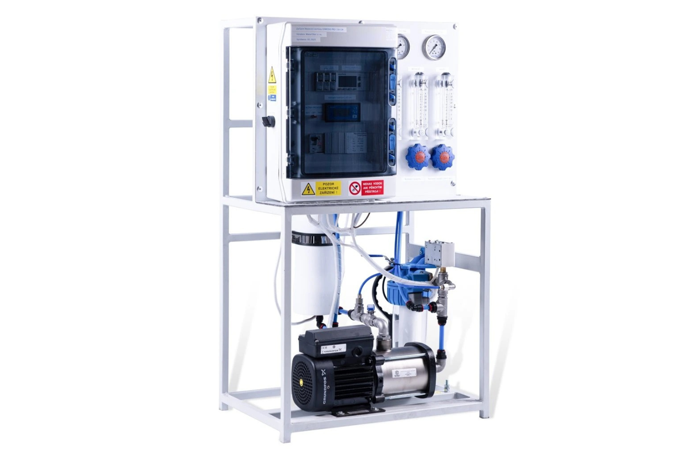 Przemysłowa odwrócona osmoza 110l/min Kompletny, automatyczny system odwróconej osmozy przeznaczony do rozwiązań przemysłowo-produkcyjnych. System wyposażony jest w filtr sedymentacyjny z wymiennym wkładem, pompę wysokiego ciśnienia, elektrozawory, czujniki ciśnienia, rotametry oraz zawory do sterowania odrzutem. Obudowy membrany są wykonane ze stali, co zwiększa odporność na czynniki zewnętrzne Przemysłowa odwrócona osmoza. Białe urządzenie na stalowej ramie, z membraną i filtrem wstępnym Jak działa przemysłowy system odwróconej osmozy? Woda przechodzi przez filtr mechaniczny z wkładami wymiennymi o gradacji 5 mikronów, który zatrzymuje zanieczyszczenia stałe, jak piasek i rdza. Oczyszczona woda przepływa przez elektrozawór do pompy wysokociśnieniowej i do membran. Jeśli system pozostaje wyłączony, elektrozawór będzie zamknięty, co zapobiega nie turbulentnym przepływom w membranie, wydłużając to żywotność systemu. Pompa podaje wodę do membran zainstalowanych równolegle, przez co woda zostaje rozdzielona na dwa strumienie: strumień wody oczyszczonej i zanieczyszczonej. Woda oczyszczona przepływa przez wodomierz do wylotu i jest magazynowana w bezciśnieniowym zbiorniku. Woda nieoczyszczona przepływa przez kontroler przepływu. W tym momencie zawór recyrkulacyjny przepuszcza pewną ilość tej wody z powrotem do pompy wysokociśnieniowej i umożliwia ponowne wykorzystanie części wody nieoczyszczonej. Zastosowanie takiego recyklingu podnosi poziom wydajności odwróconej osmozy aż o 75%. Przemysłowa odwrócona osmoza. Białe urządzenie na stalowej ramie, z membraną i filtrem wstępnym - zbliżenie na górą część urządzenia Komponenty systemu odwróconej osmozy przemysłowej Rama tego systemu została wykonana ze stali malowanej proszkowo (na zamówienie dostępny jest wariant ze stali nierdzewnej). Ten model odwróconej osmozy posiada system programowalnej automatyki (kontrolowanej przez mikroprocesor), ale w razie potrzeby może być też obsługiwany ręcznie. System wyposażony jest w membrany standardowe (CSM RE4021-BLN), które wymagają niskiego ciśnienia wynoszącego 7-11 barów. Czyni je to bardziej oszczędnymi, ale ma nieco mniej korzystny parametr odsalania, 99% - 99,2%. Opcjonalnie możemy wyposażyć ten system w membrany CSM RE4021-BE. Membrany te wymagają ciśnienia roboczego wynoszącego 12-16 barów, ale wykazują wyższą jakość odsalania wody, osiągając aż 99,5%. Do ich zastosowania wymagane są modyfikacje w konstrukcji stacji RO (mocniejsza pompa itp.). Doborem odpowiednich zamienników zajmują się nasi specjaliści.