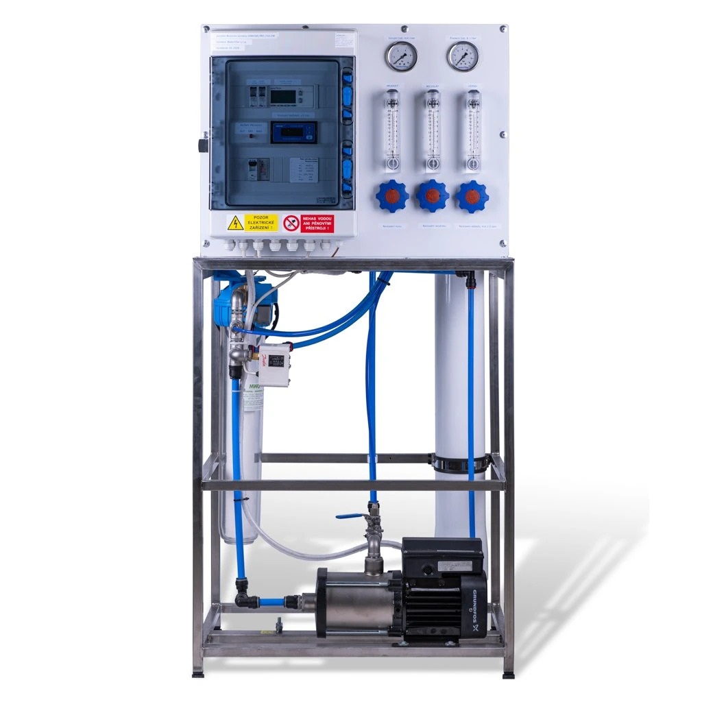 Odwrócona osmoza przemysłowa 300l na godzinę. Szare urządzenie z filtrem wstepnym i membraną do produkcji wody osmotycznej