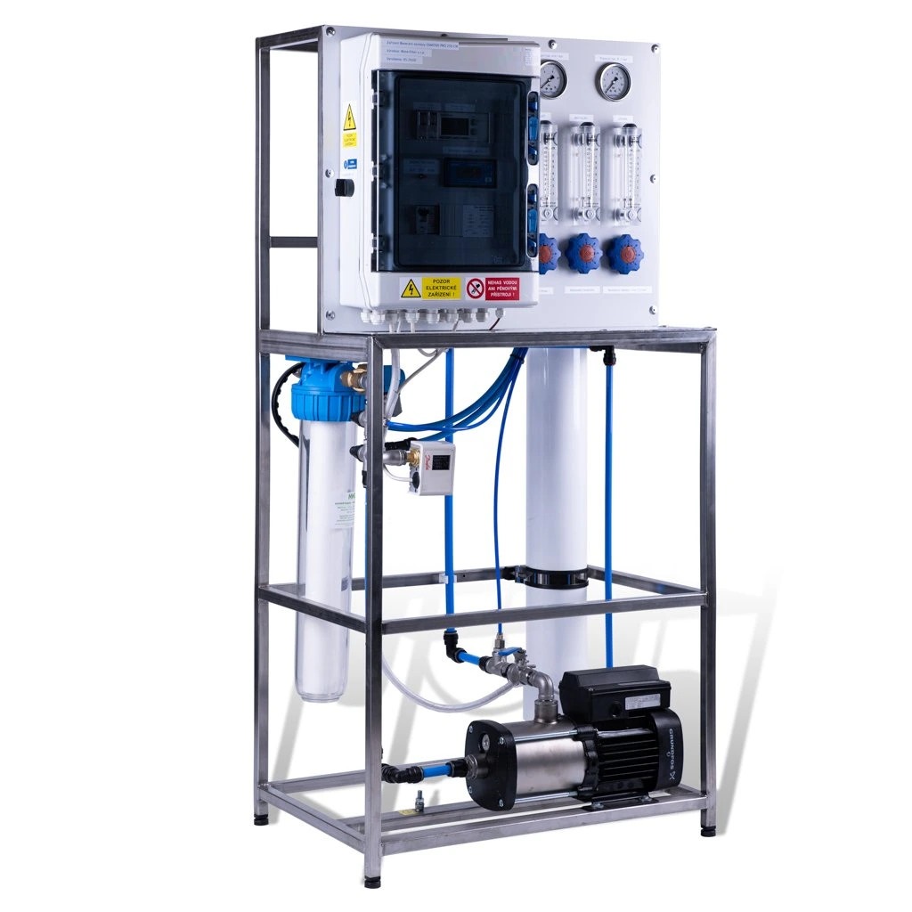 Odwrócona osmoza przemysłowa 300l na godzinę. Szare urządzenie z filtrem wstepnym i membraną do produkcji wody osmotycznej - lewy bok