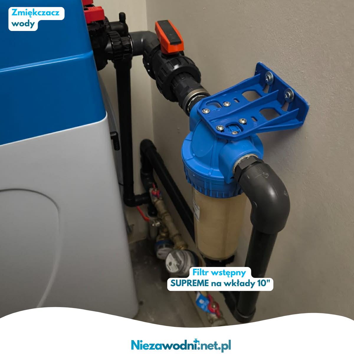 Filtr wstępny zainstalowany przez zmiękczaczem wody na rurach plastikowych sklejanych