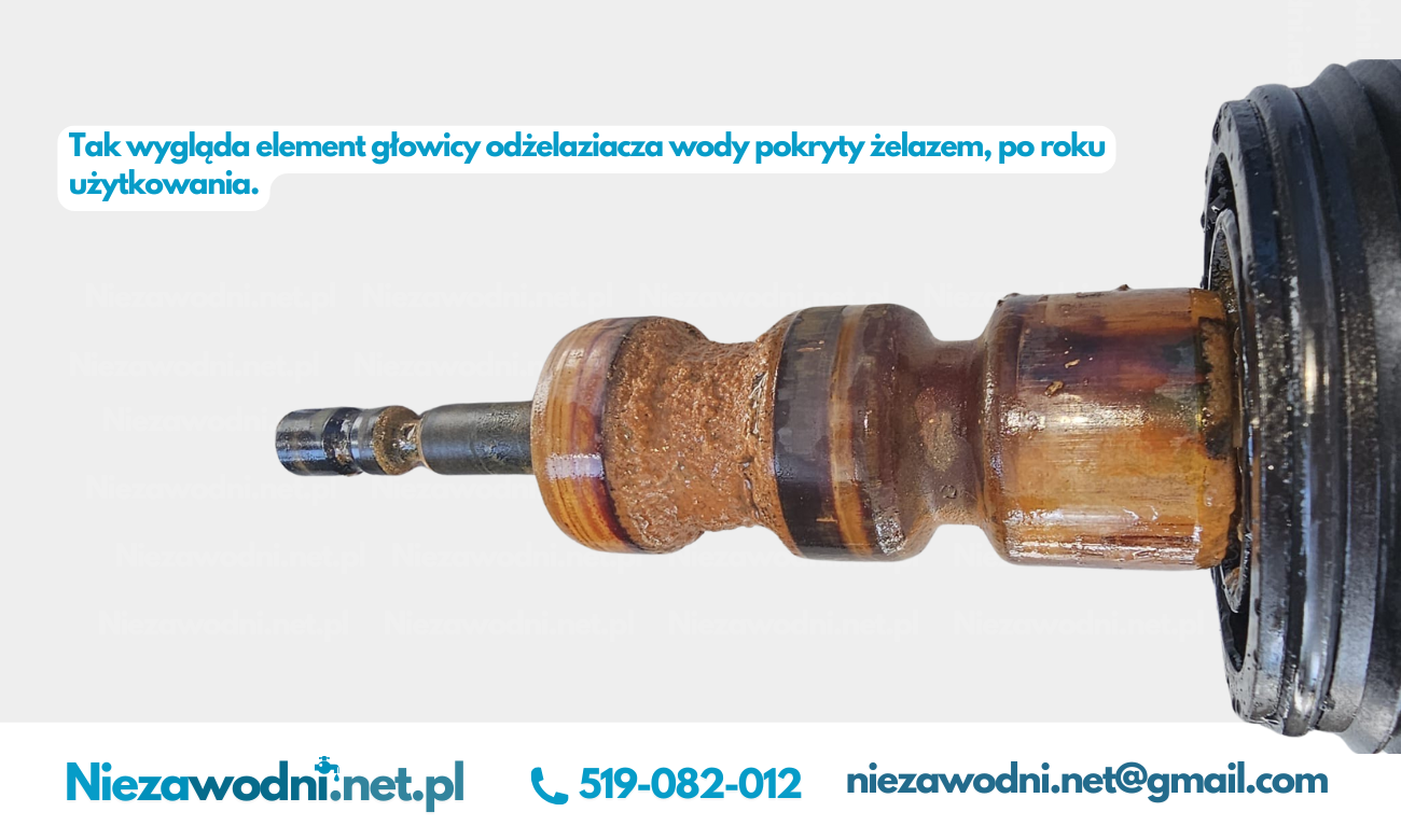 Tłok głowicy Clack pokryty brązowym osadem z żelaza i manganu