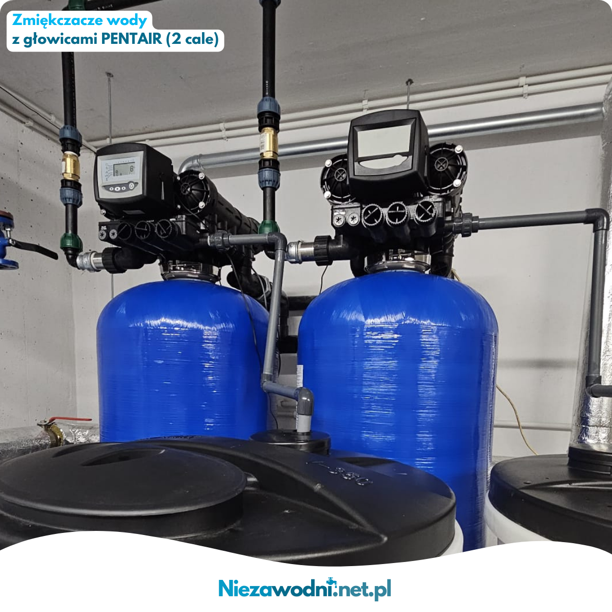Podwójny zmiękczacz wody zainstalwoany w kotłowni w bloku dla wspólnoty mieszkaniowej - dostarcza wodę dla 30 mieszkań - zdjęcie z przodu